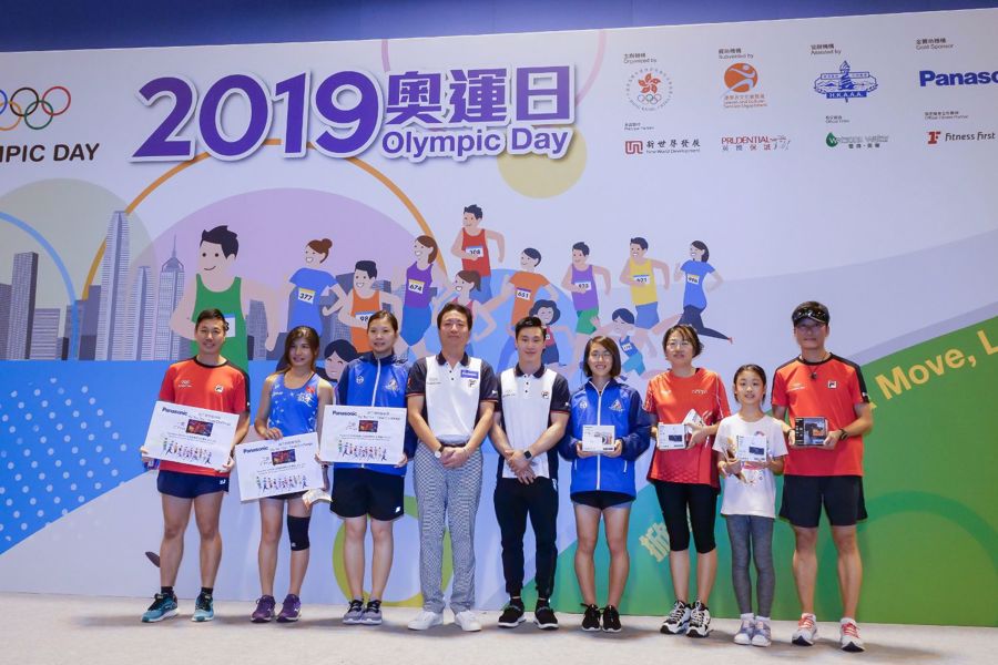 （左四）松下生活方案(香港)有限公司董事長星出尚仁先生擔任頒獎嘉賓，將信興集團送出總值超過港幣$38,000的影音產品頒發予Panasonic過三關終極挑戰成績最好的十位參加者。